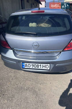 Хэтчбек Opel Astra 2005 в 