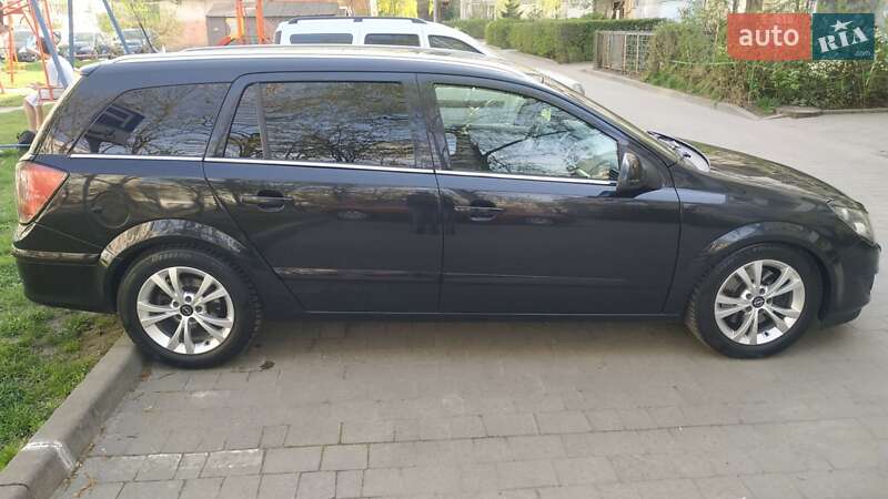 Универсал Opel Astra 2010 в Львове