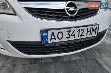 Универсал Opel Astra 2012 в 