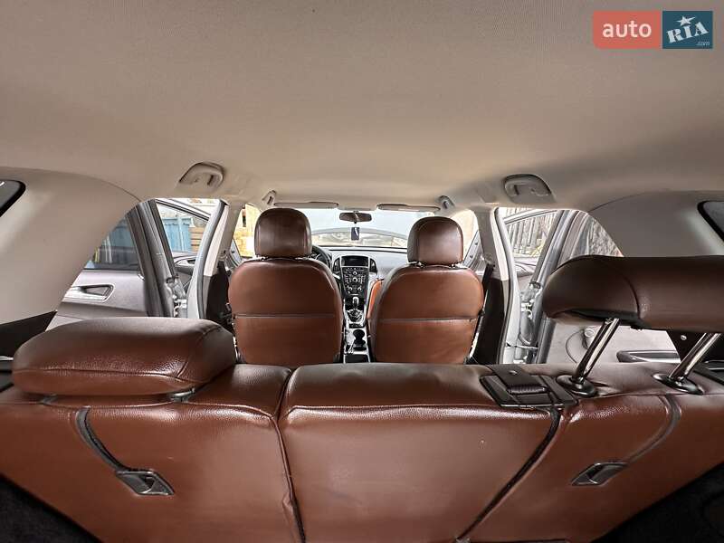 Універсал Opel Astra 2012 в Косові