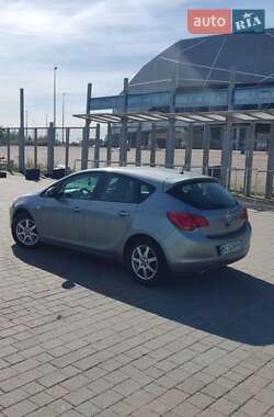 Хэтчбек Opel Astra 2011 в 