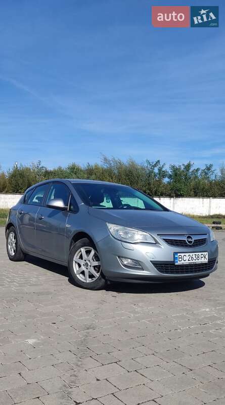 Хэтчбек Opel Astra 2011 в 