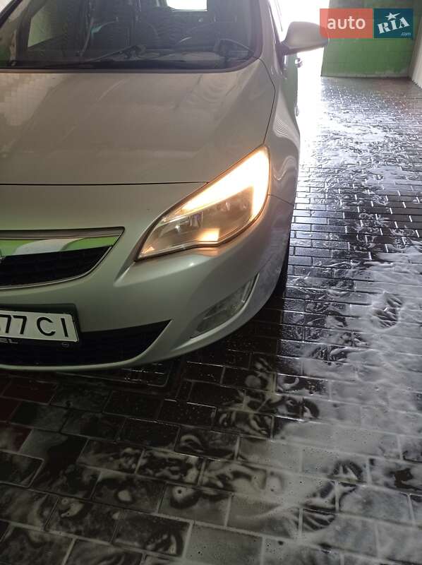 Универсал Opel Astra 2011 в Летичеве