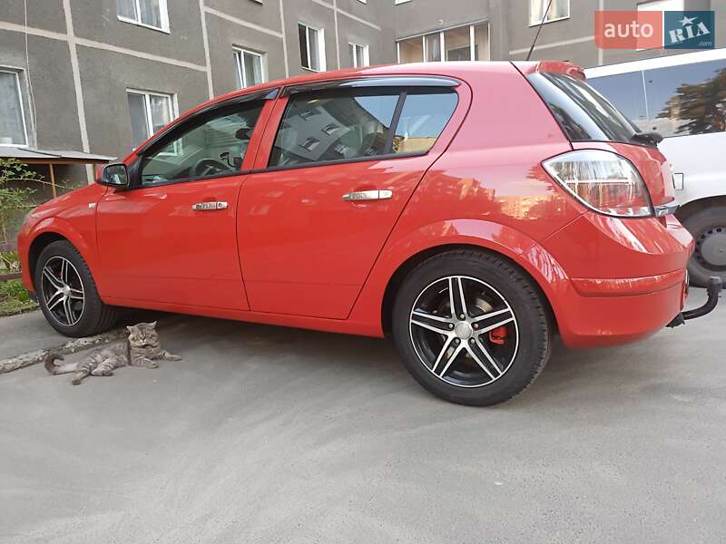 Хэтчбек Opel Astra 2013 в 