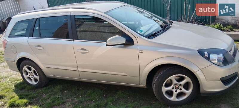 Универсал Opel Astra 2005 в Александрие