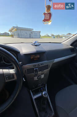 Хэтчбек Opel Astra 2006 в 