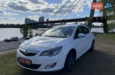 Хэтчбек Opel Astra 2010 в 