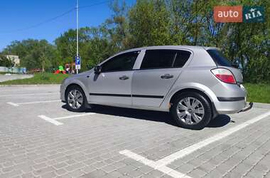 Хэтчбек Opel Astra 2005 в 