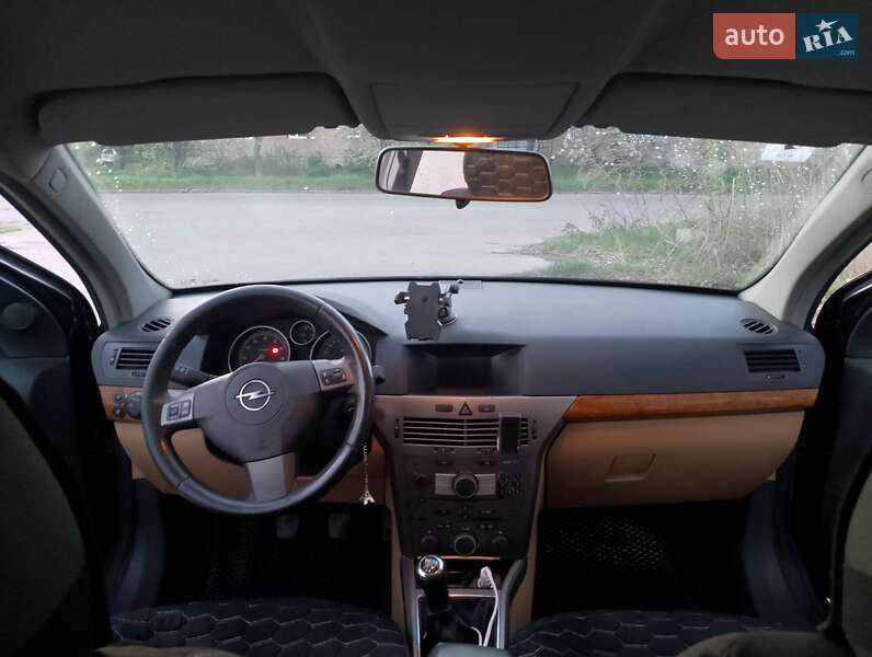 Хэтчбек Opel Astra 2006 в Пирятине