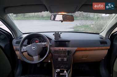 Хэтчбек Opel Astra 2006 в 