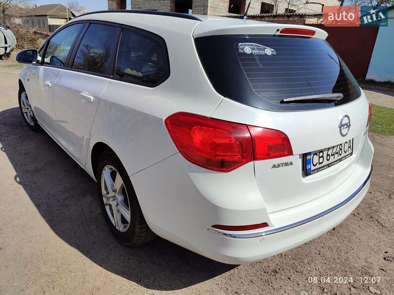 Универсал Opel Astra 2013 в 