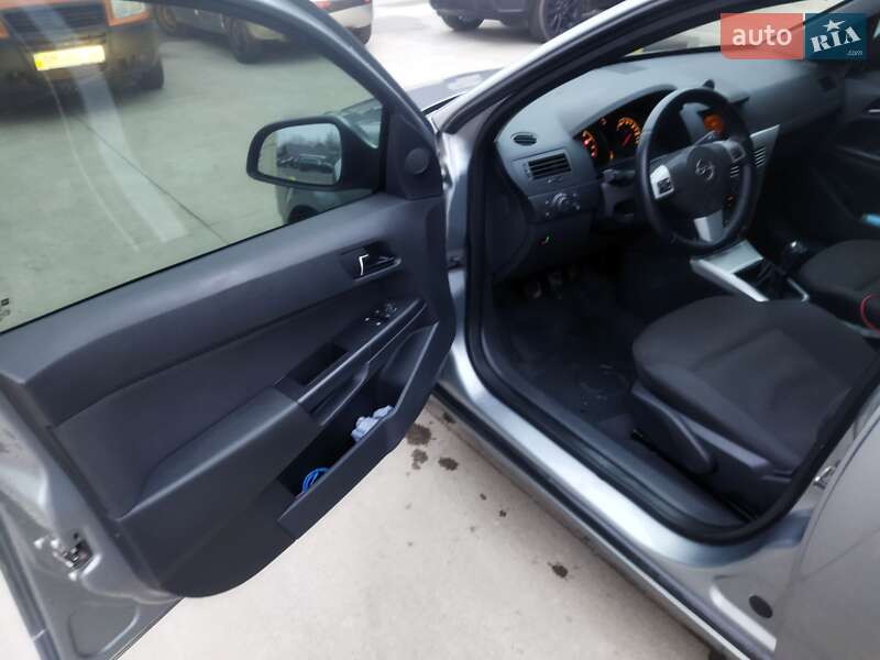 Седан Opel Astra 2011 в Бердичеве