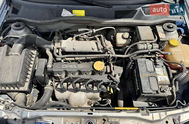 Хетчбек Opel Astra 2001 в 