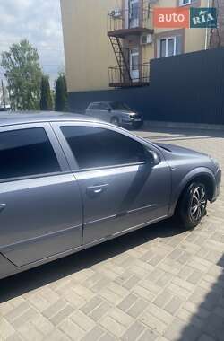 Хэтчбек Opel Astra 2006 в 