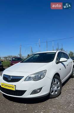 Хэтчбек Opel Astra 2012 в 