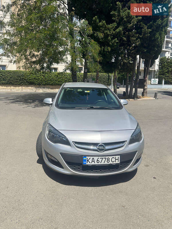 Хэтчбек Opel Astra 2013 в 