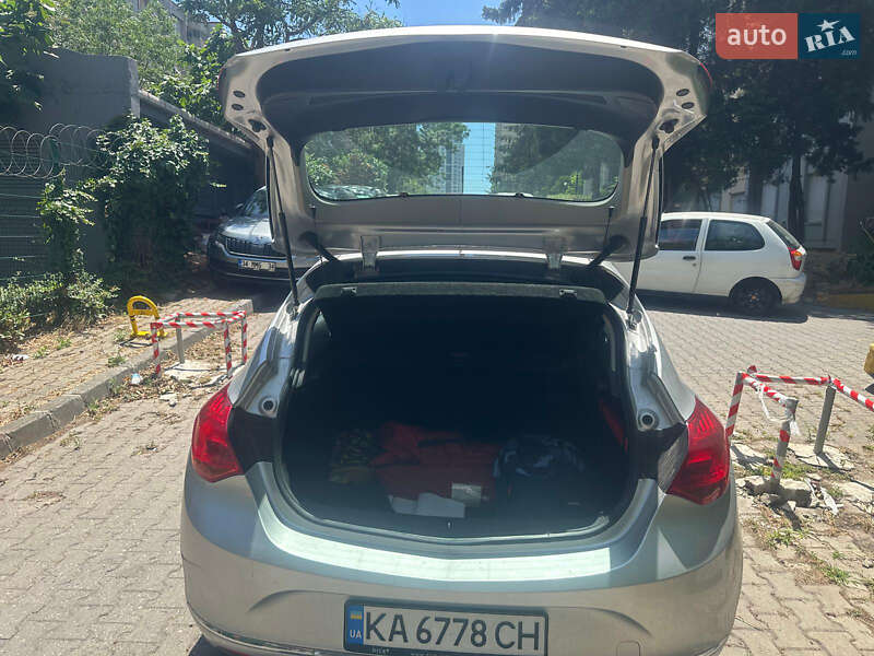 Хэтчбек Opel Astra 2013 в Львове