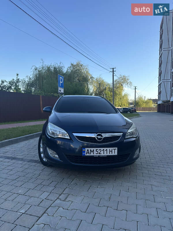 Універсал Opel Astra 2012 в Івано-Франківську