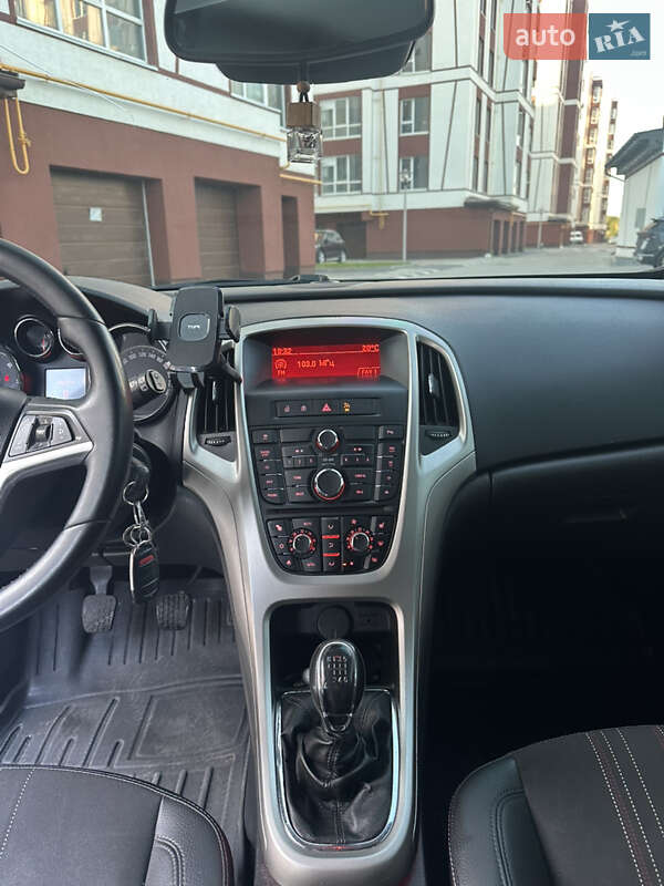 Універсал Opel Astra 2012 в Івано-Франківську