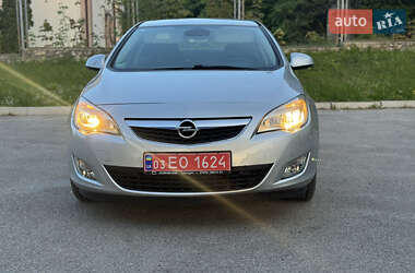 Хетчбек Opel Astra 2010 в 