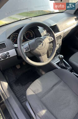 Хэтчбек Opel Astra 2006 в 