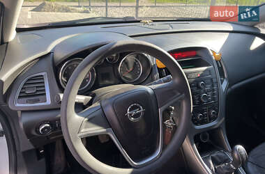Седан Opel Astra 2014 в Ивано-Франковске