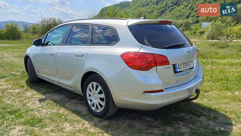 Универсал Opel Astra 2014 в Хусте