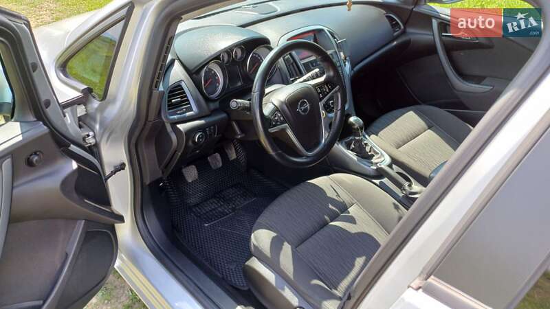Универсал Opel Astra 2014 в Хусте