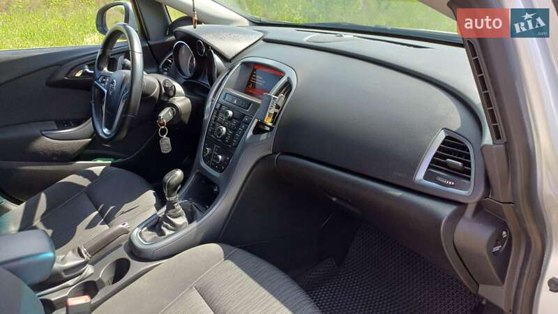 Универсал Opel Astra 2014 в Хусте