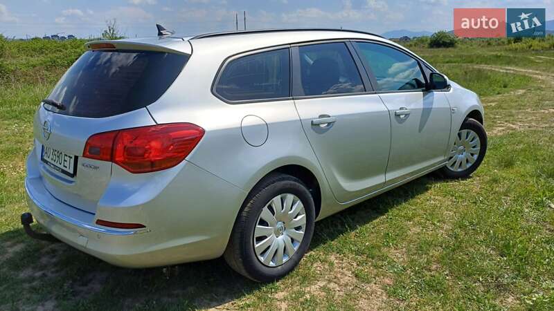 Универсал Opel Astra 2014 в Хусте