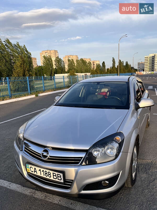 Хетчбек Opel Astra 2012 в 
