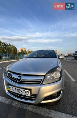 Хетчбек Opel Astra 2012 в 