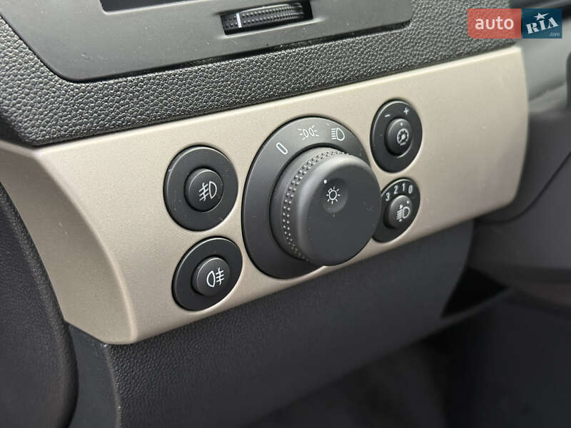 Універсал Opel Astra 2008 в Рівному
