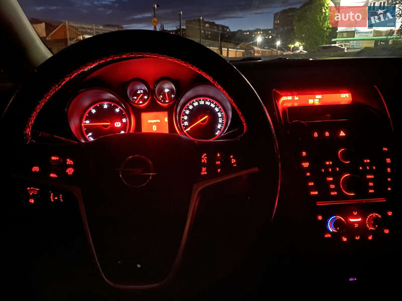 Универсал Opel Astra 2012 в Чернигове