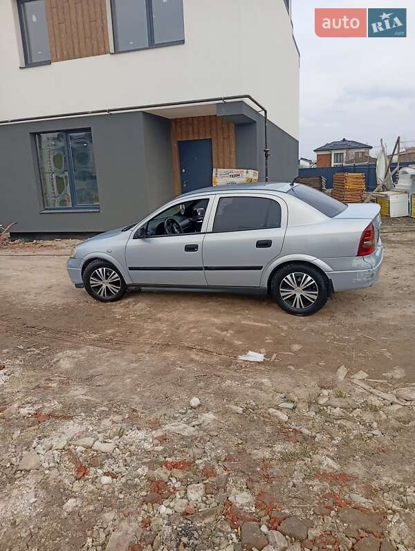 Седан Opel Astra 2004 в Івано-Франківську