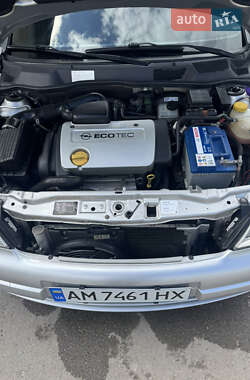 Хэтчбек Opel Astra 2000 в 