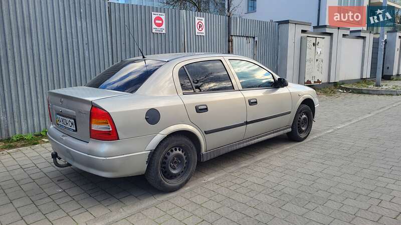 Седан Opel Astra 2006 в Львові
