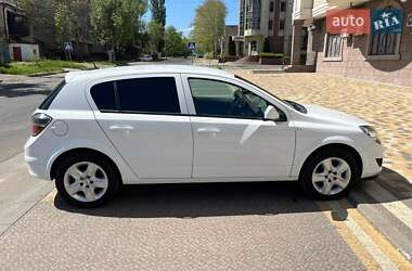 Хетчбек Opel Astra 2012 в 