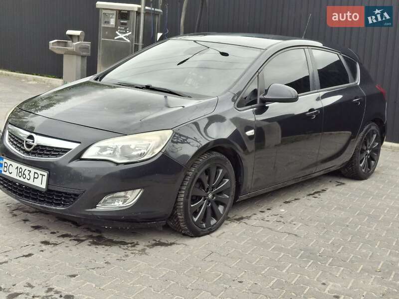 Хэтчбек Opel Astra 2011 в 