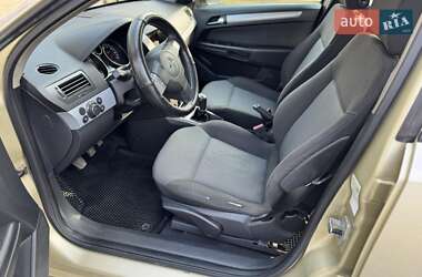 Хэтчбек Opel Astra 2005 в 