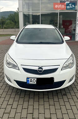 Универсал Opel Astra 2011 в Хусте