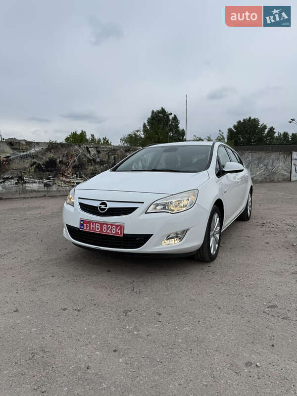 Універсал Opel Astra 2011 в Києві
