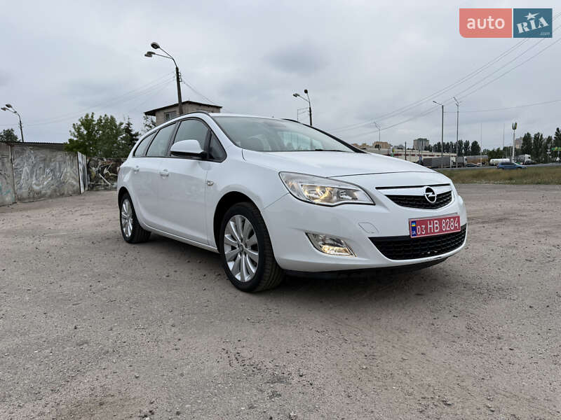 Універсал Opel Astra 2011 в Києві