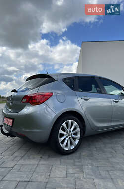 Хетчбек Opel Astra 2012 в 
