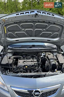 Хетчбек Opel Astra 2012 в 