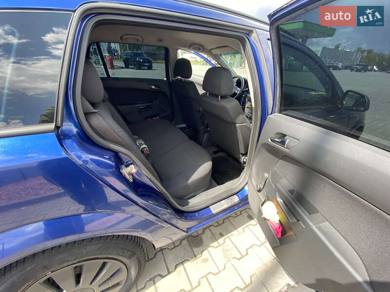 Універсал Opel Astra 2010 в Луцьку