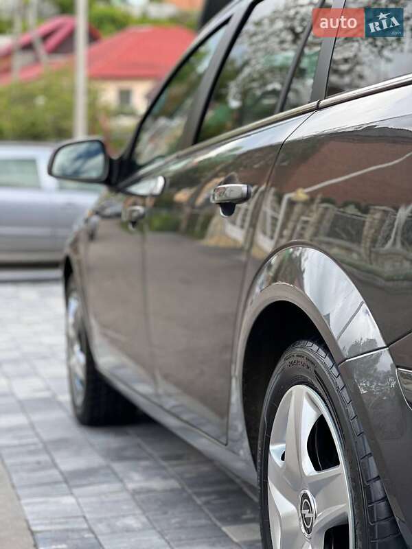 Універсал Opel Astra 2010 в Хмельницькому