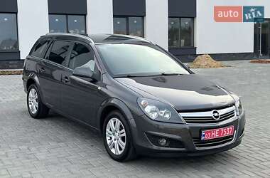 Універсал Opel Astra 2010 в Рівному