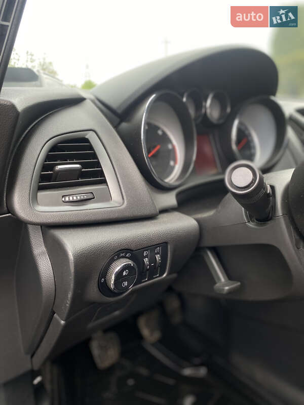 Универсал Opel Astra 2012 в Долине