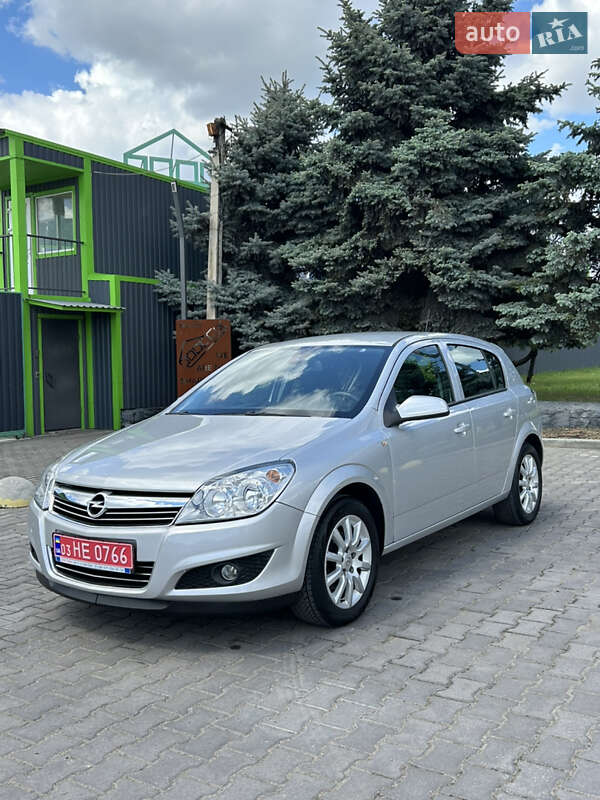 Хетчбек Opel Astra 2009 в 